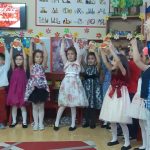 Децата от гр. „Слънце“ подариха огромно „Море от любов“ на своите майки и баби.