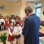 Коледарски песни и наричания за здраве и берекет от децата за кмета на район Западен и неговия екип.